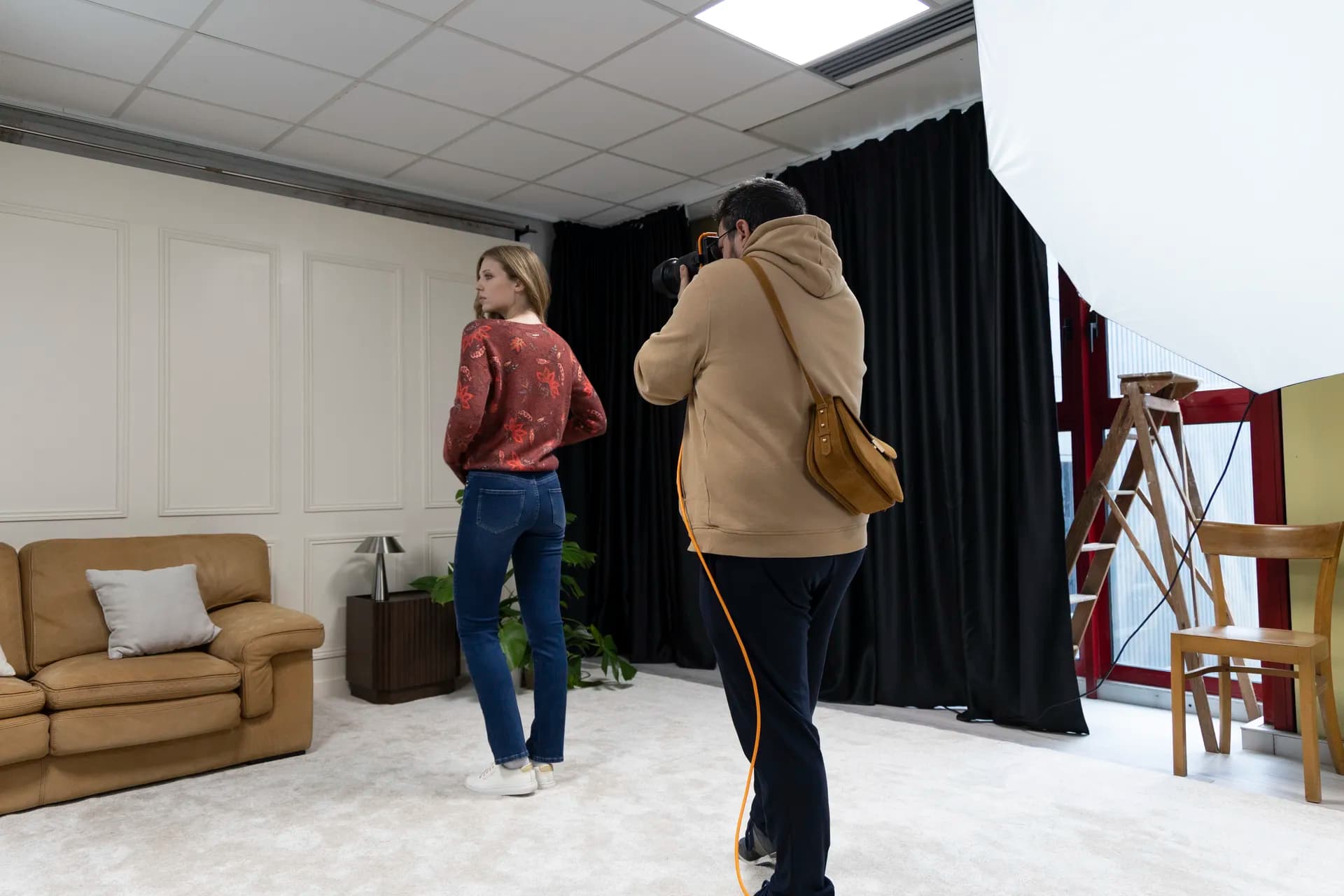 Photographe à l'œuvre devant son appareil